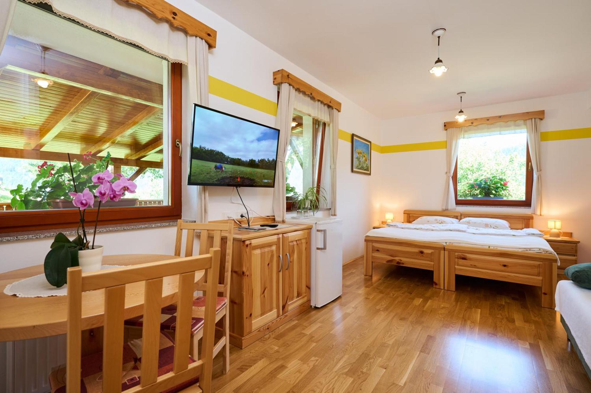 Apartments Organic Tourist Farm Gradisnik Prevalje Exterior foto